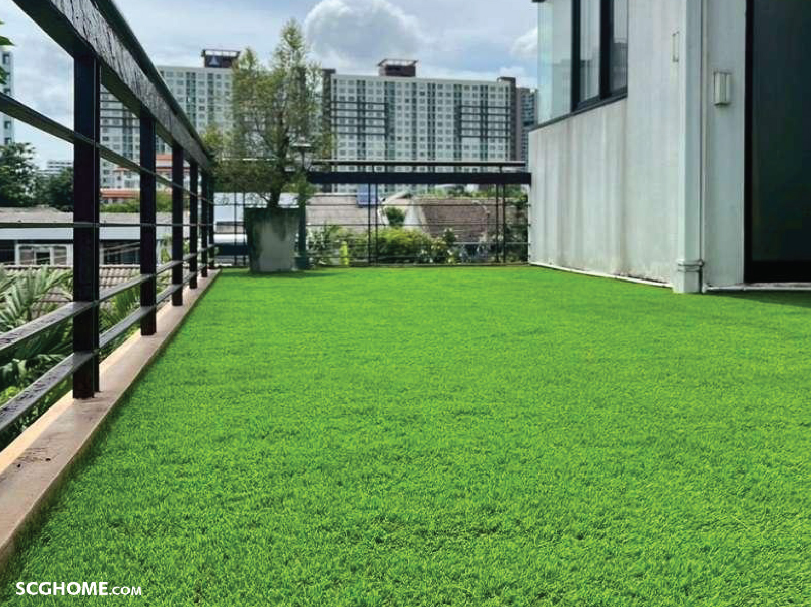 หญ้าเทียมปูบนระเบียง