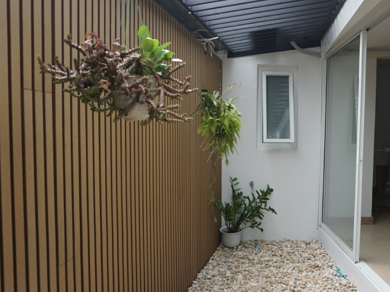 ไอเดียแต่งสวนหลังบ้านสวยๆ ฉบับง่าย กะทัดรัด ด้วยระแนงผนัง