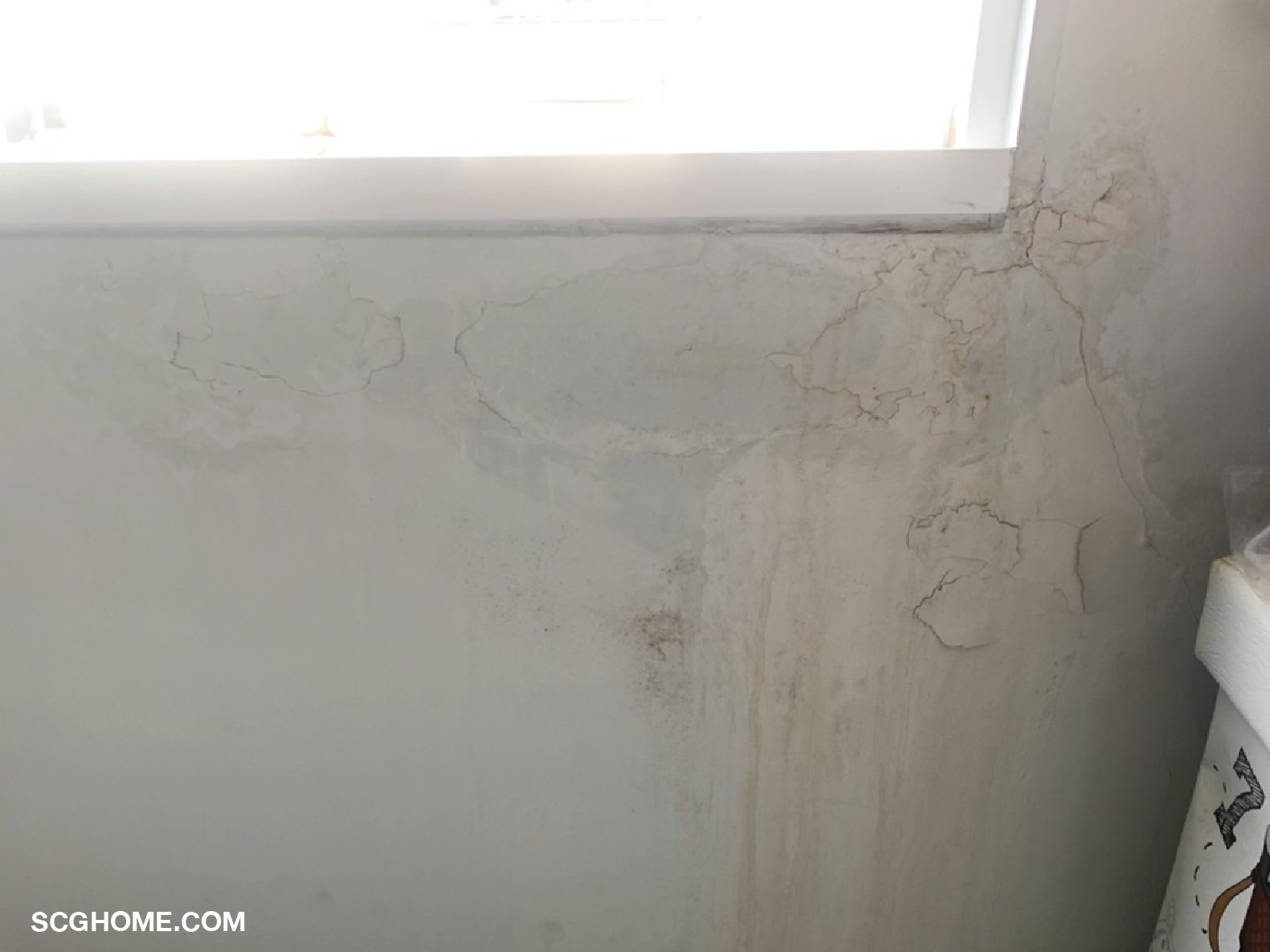 น้ำรั่วขอบหน้าต่างจนทำให้ผนังด่างเป็นรอยน้ำไหล