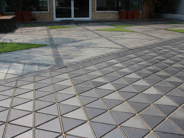 ตกแต่งบล็อกปูพื้นนอกบ้านด้วยลวดลายเฉพาะตัว