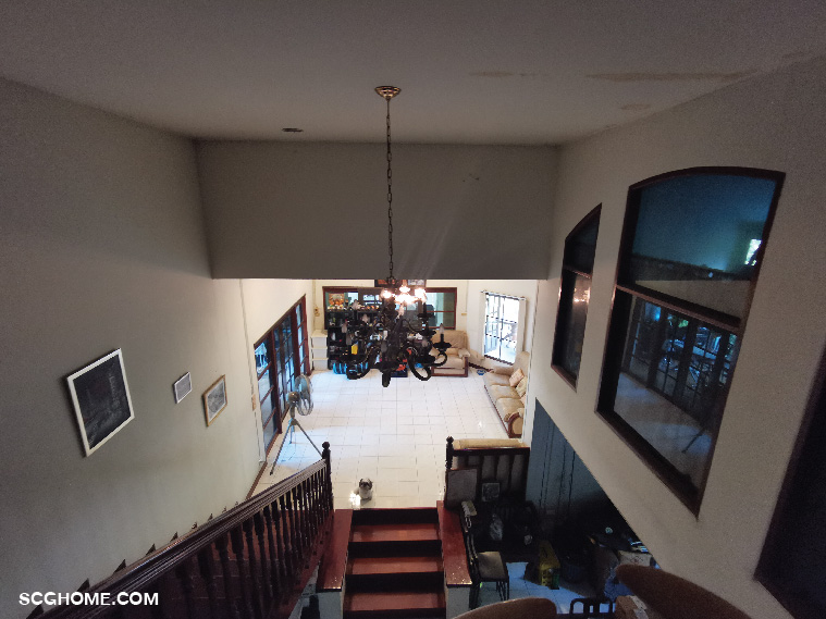 โถงบันไดมืด