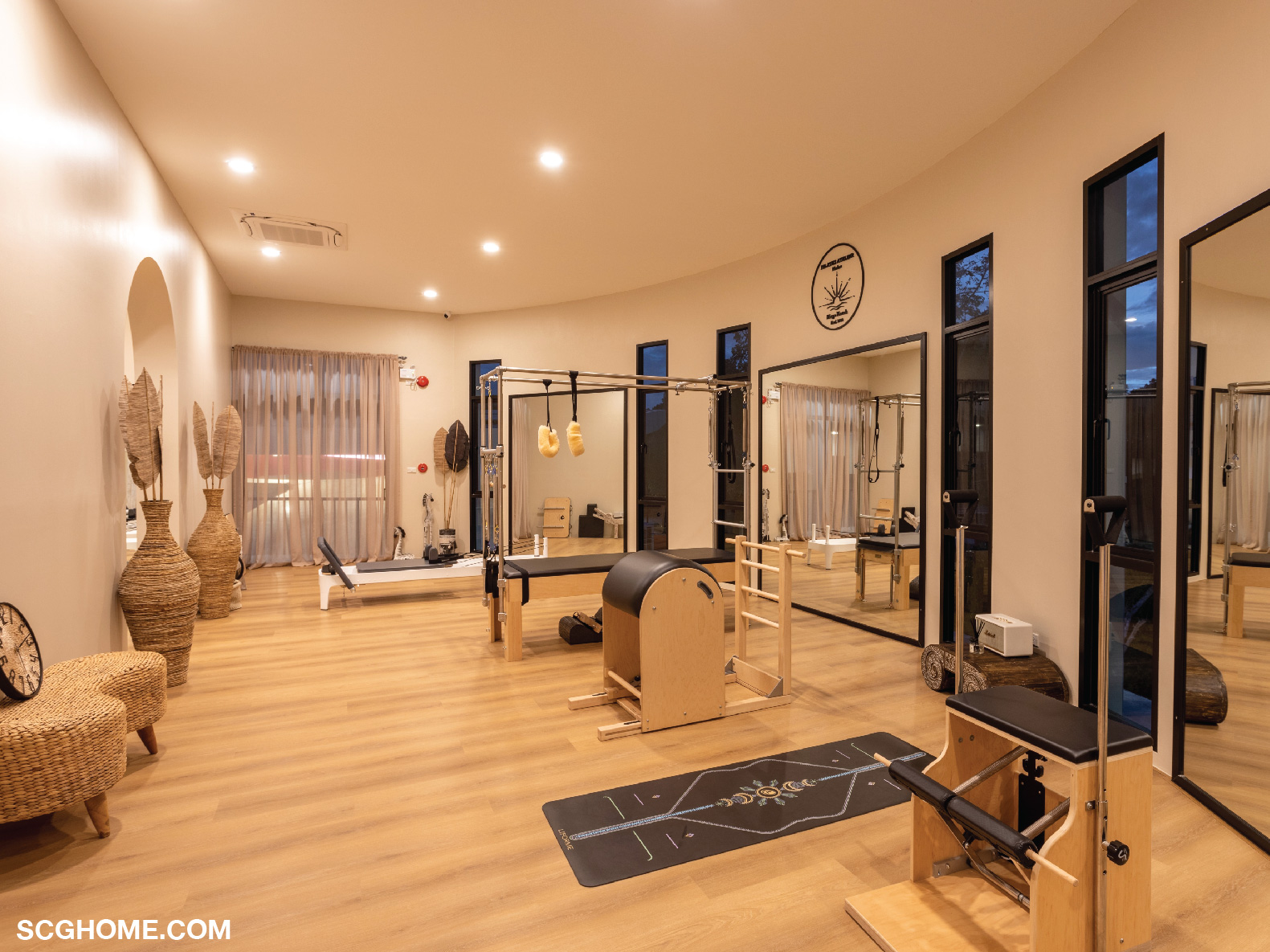 การตกแต่งเล็กน้อย อย่างแจกันใบใหญ่ เก้าอี้นั่งเก๋ๆ