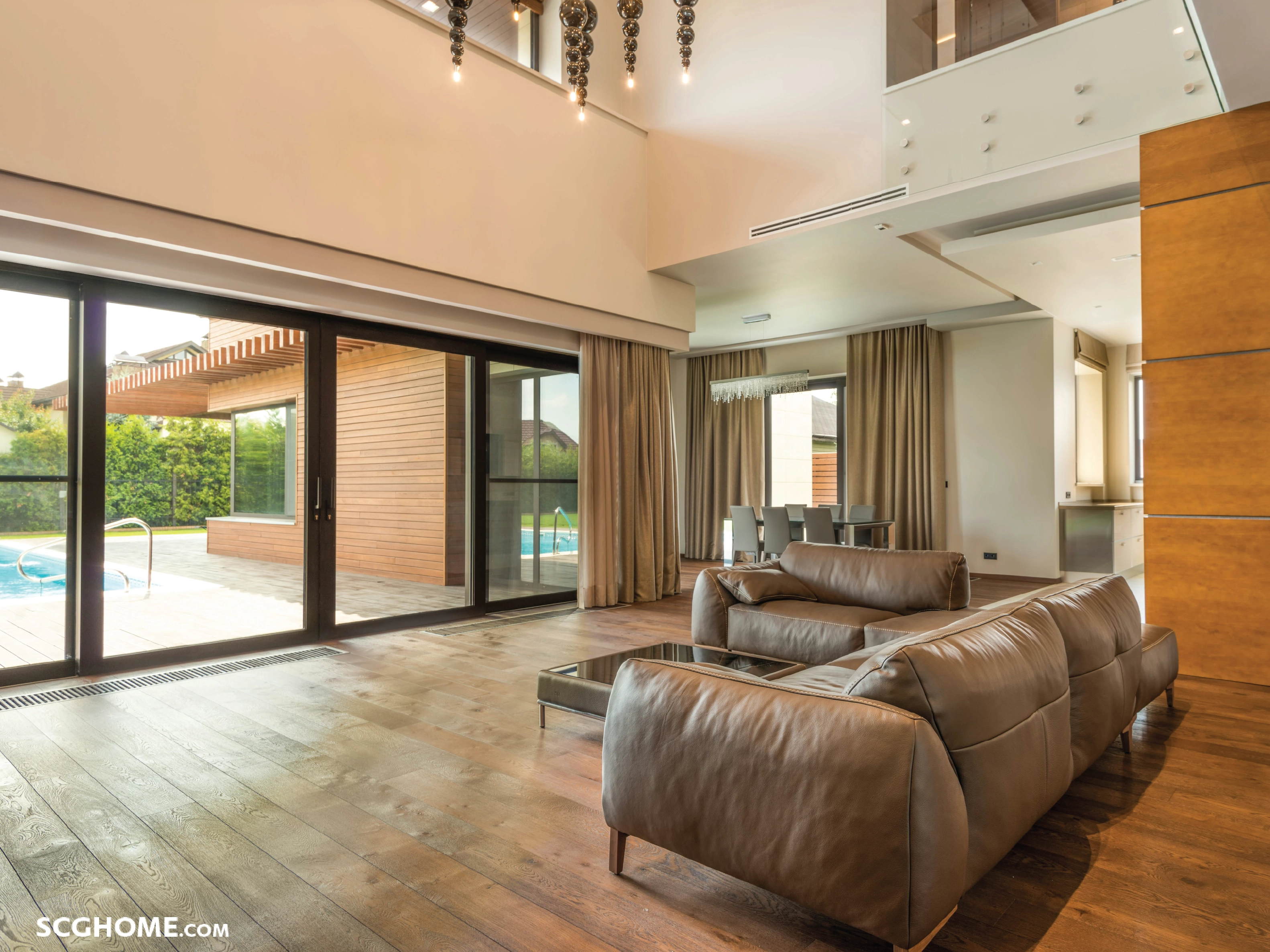 ห้องโถงใหญ่เพดานสูงที่ติดแอร์แบบฝังฝ้า