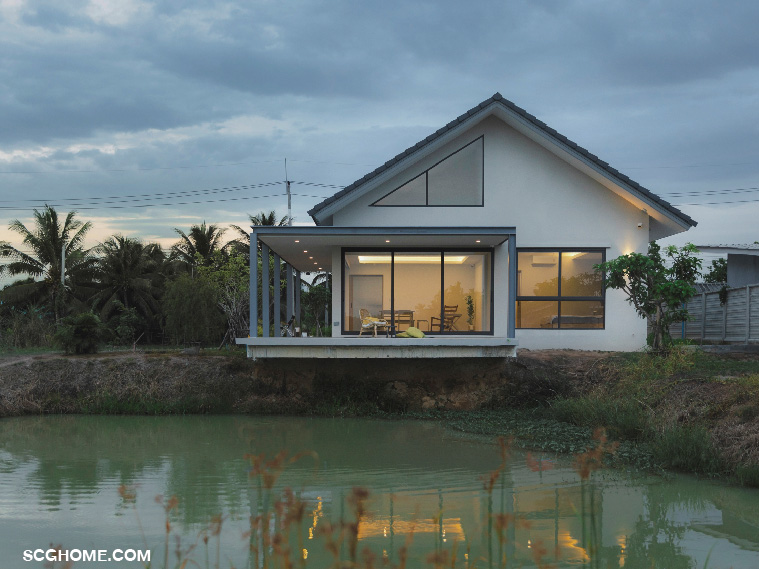 ห้องนอนและห้องนั่งเล่นอยู่ติดบ่อน้ำ