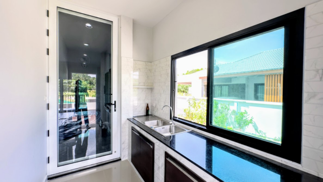 ติดตั้งประตูหน้าต่างอลูมิเนียมและมุ้งลวดนิรภัย