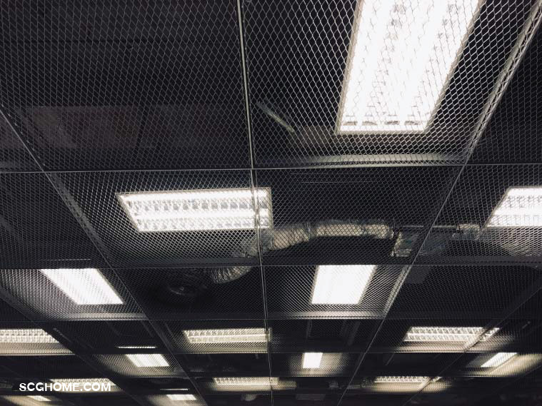 ฝ้าตะแกรงเหล็กฉีกสีดำเหมาะกับสไตล์ Loft