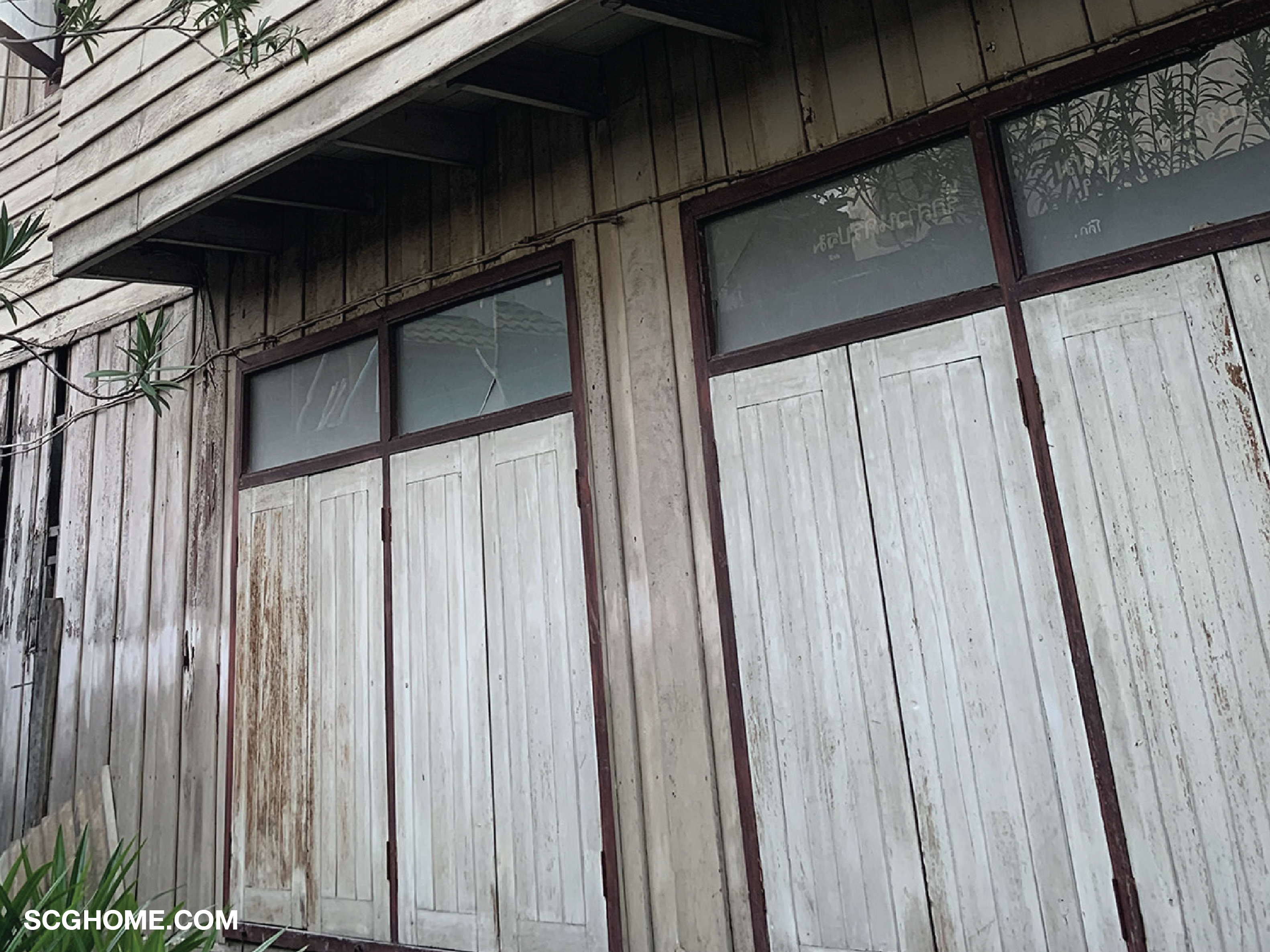 หน้าต่างบ้านเป็นไม้จริงที่ยังมีสภาพดี