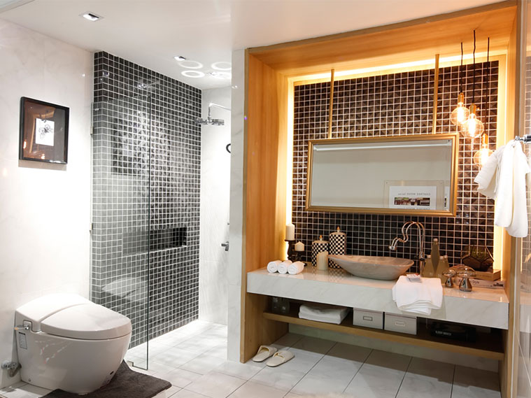 แต่งห้องน้ำให้สวยหรูดูมีมิติด้วยโมเสคแก้วและกระเบื้องลายหินอ่อน