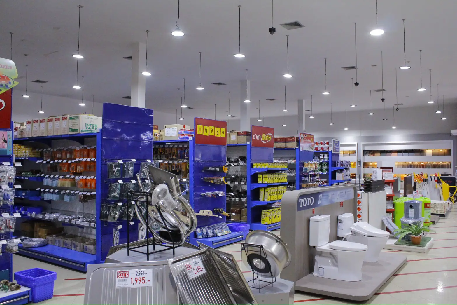 สถาพรวัฒนา ค้าวัสดุก่อสร้าง โซน สุขภัณฑ์ และเครื่องมือช่าง