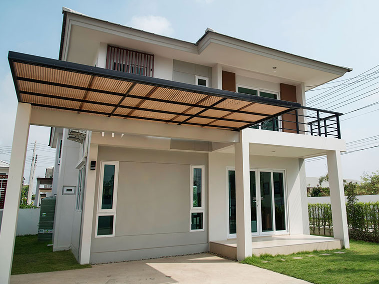 ต่อเติมหลังคาลอนโปร่งแสงสีโดดเด่น