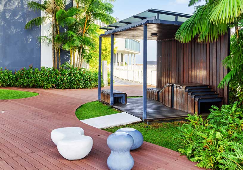 ซุ้มนั่งเล่นในสวน กับพื้นไม้สไตล์รีสอร์ท