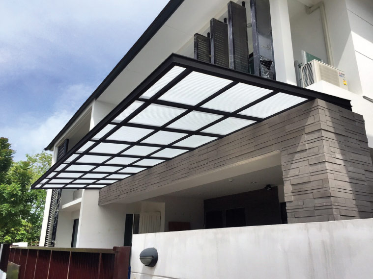 กันสาดหลังคาโรงรถลุคทันสมัย กับบ้านสไตล์โมเดิร์นโทนสีขาวเทา