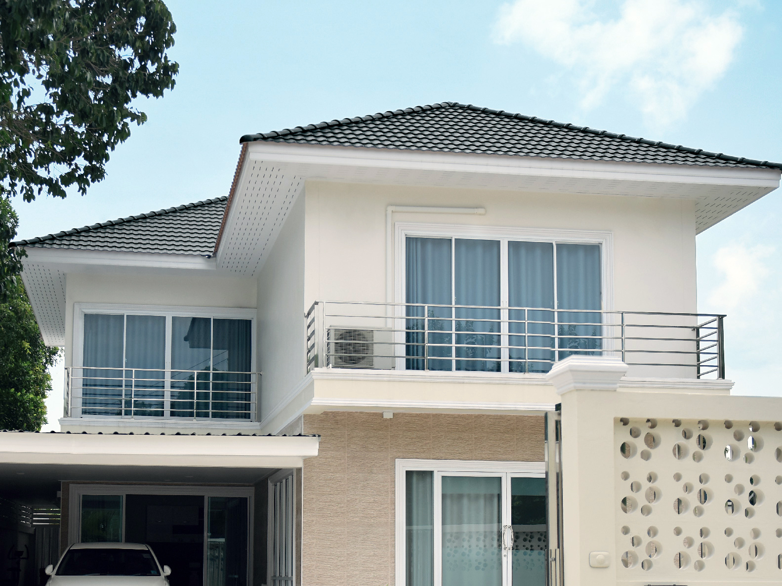 บ้าน 2 ชั้นกับหลังคาปั้นหยาเรียบง่ายสไตล์ร่วมสมัย