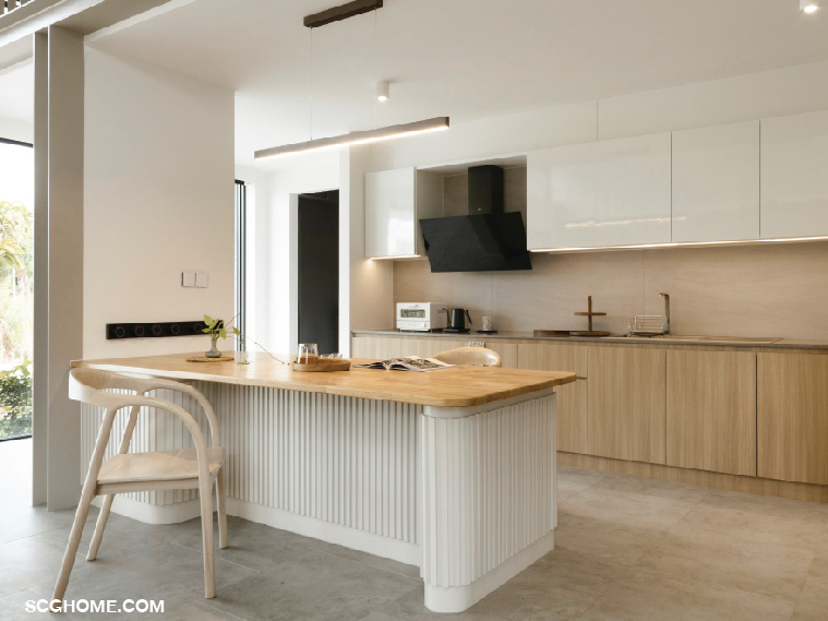 ผนังหลักสีขาว เสาคานเหล็กสีเทาเบจ