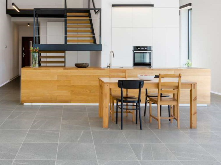 ครัวเปิดโล่งสไตล์โมเดิร์น กับมุมรับประทานอาหาร