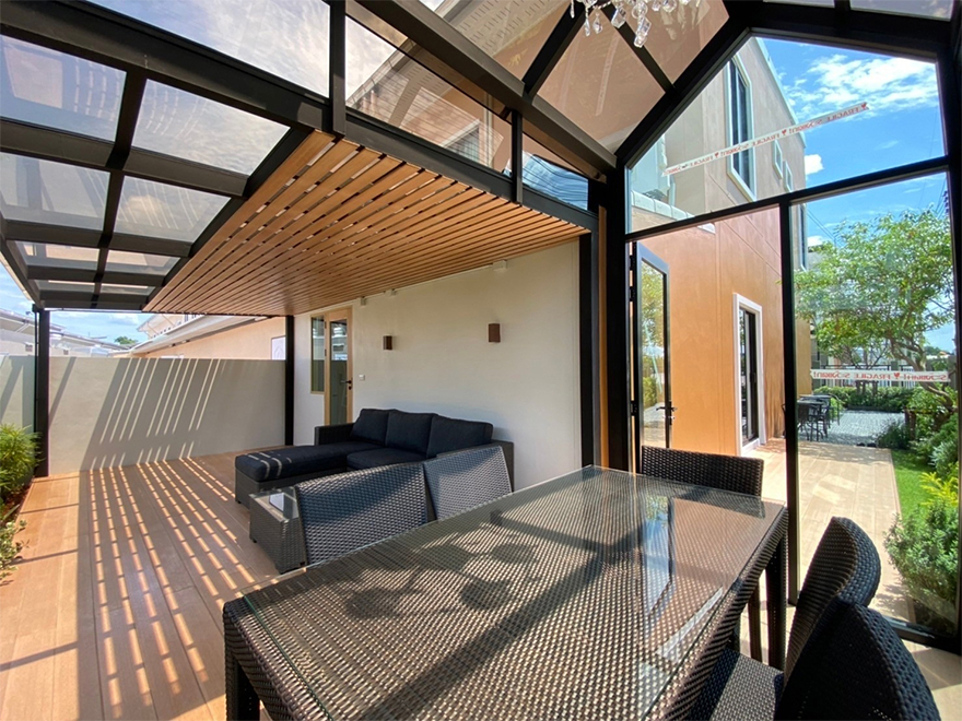 มุมนั่งเล่นเอาท์ดอร์ กรองแสงสบายด้วยระแนงไม้เทียม