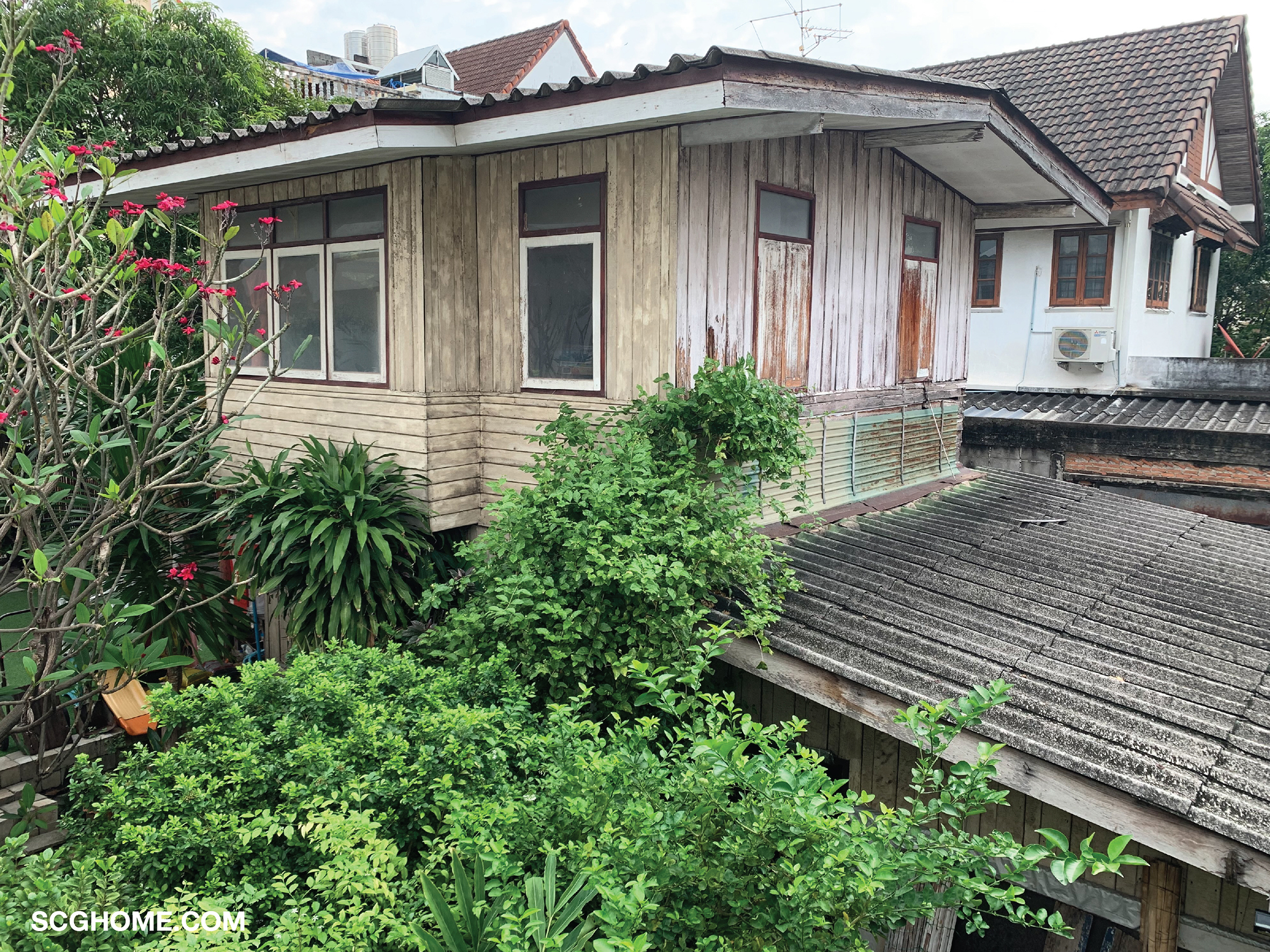 ผนังบ้านทรุดโทรม