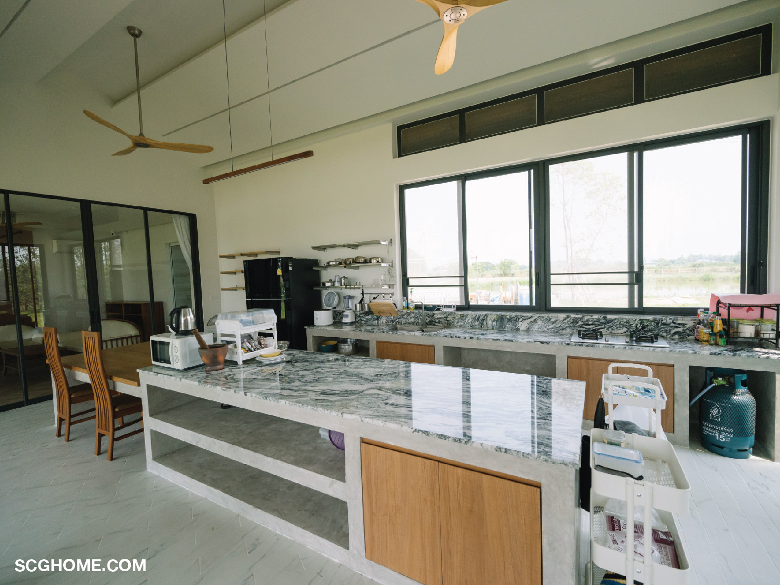 ห้องครัวขนาดใหญ่ที่อยู่รวมกับบ้านหลังเล็ก