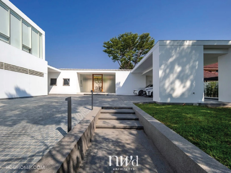 ด้านหน้าดีไซน์เป็นลานเปิดโล่ง