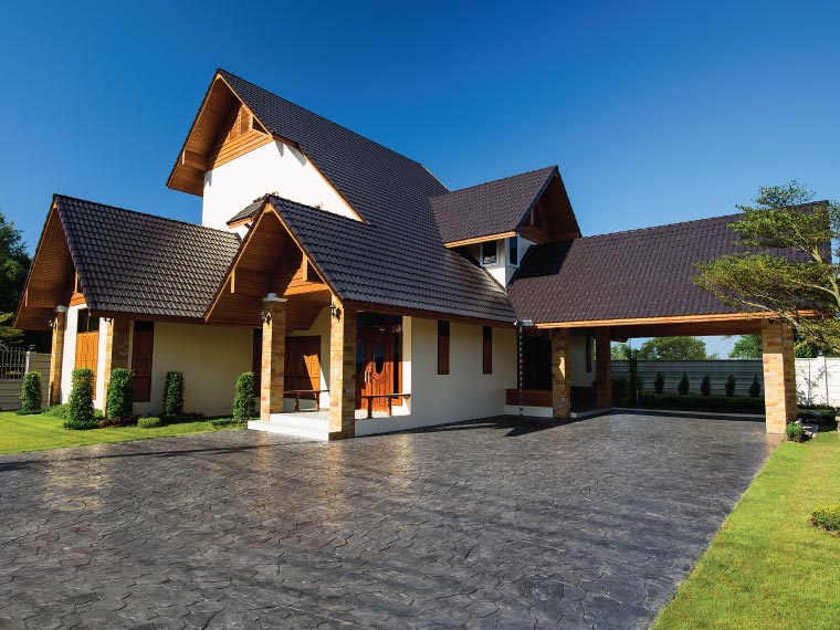 บ้านสองชั้นหลังคาทรงจั่วท้าทายแสงแดดและสายฝน