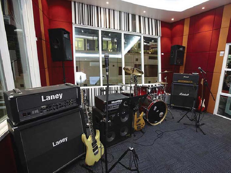 แต่งผนังห้องซ้อมดนตรีให้มีพลังด้วยสีแดงเพลิง