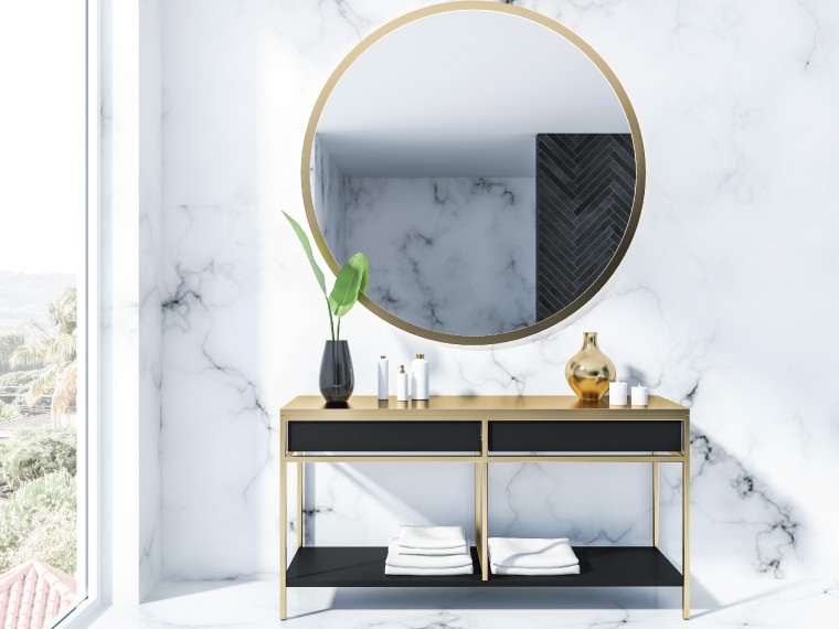 ไอเดียแต่งห้องเรียบหรูด้วยลวดลายหินอ่อนและองค์ประกอบสีทอง