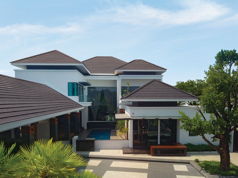 เพิ่มมิติให้บ้านมุงหลังคาปั้นหยาด้วยลูกเล่นร่นผนัง