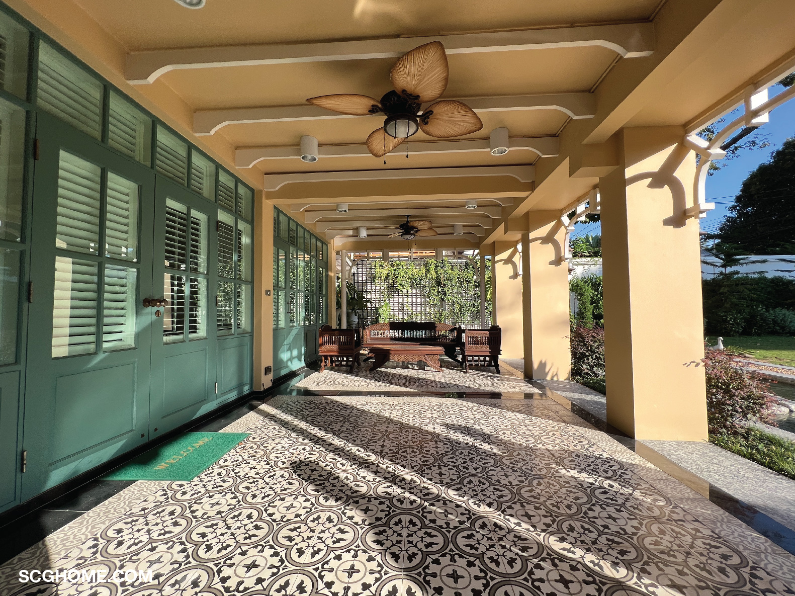 พื้นที่หน้าบ้านเลือกใช้กระเบื้องลวดลายโบราณ