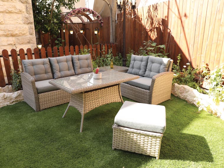 ตกแต่งพื้นที่นั่งเล่นหลังบ้าน รับลมเย็นในสวนสวย