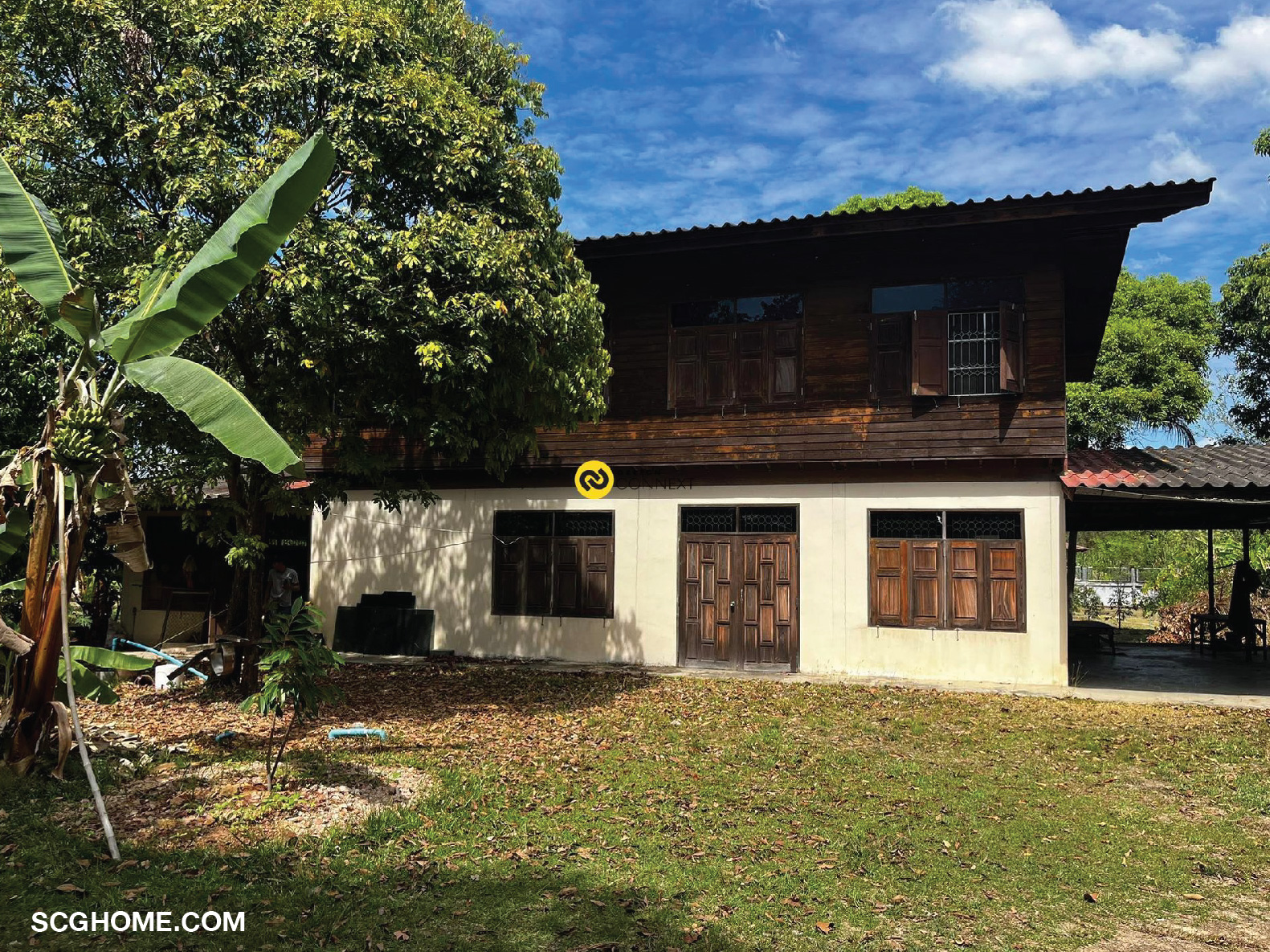 บ้านครึ่งปูนครึ่งไม้ตั้งอยู่ในสวนผลไม้ก่อนปรับปรุง