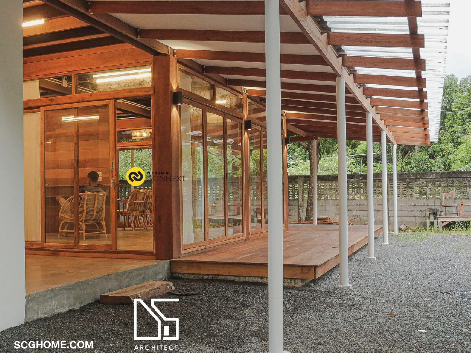 ชั้นล่างเป็นพื้นปูนขัดมันต่อเนื่องกับระเบียงบ้านพื้นไม้