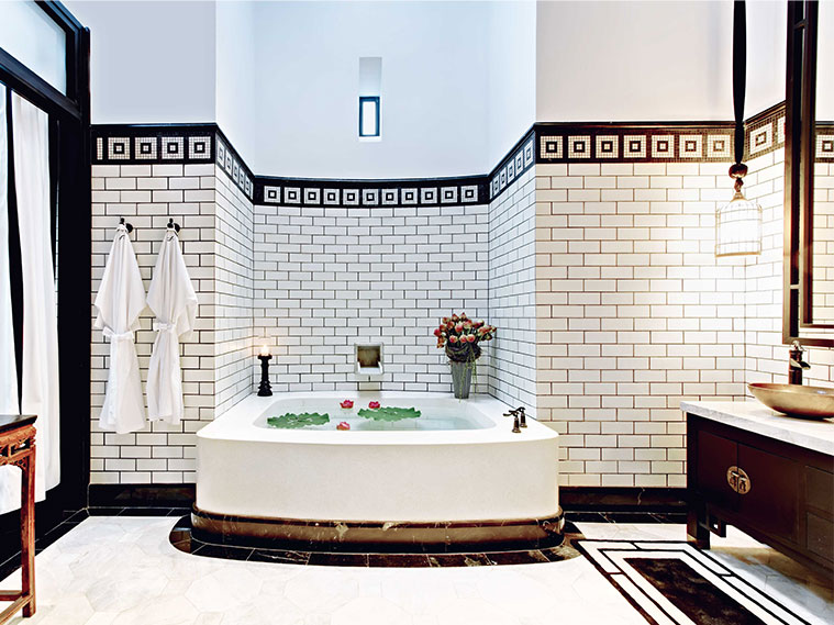 อ่างอาบน้ำเรียบหรูเฉพาะตัวท่ามกลางห้องน้ำสไตล์ Art Deco