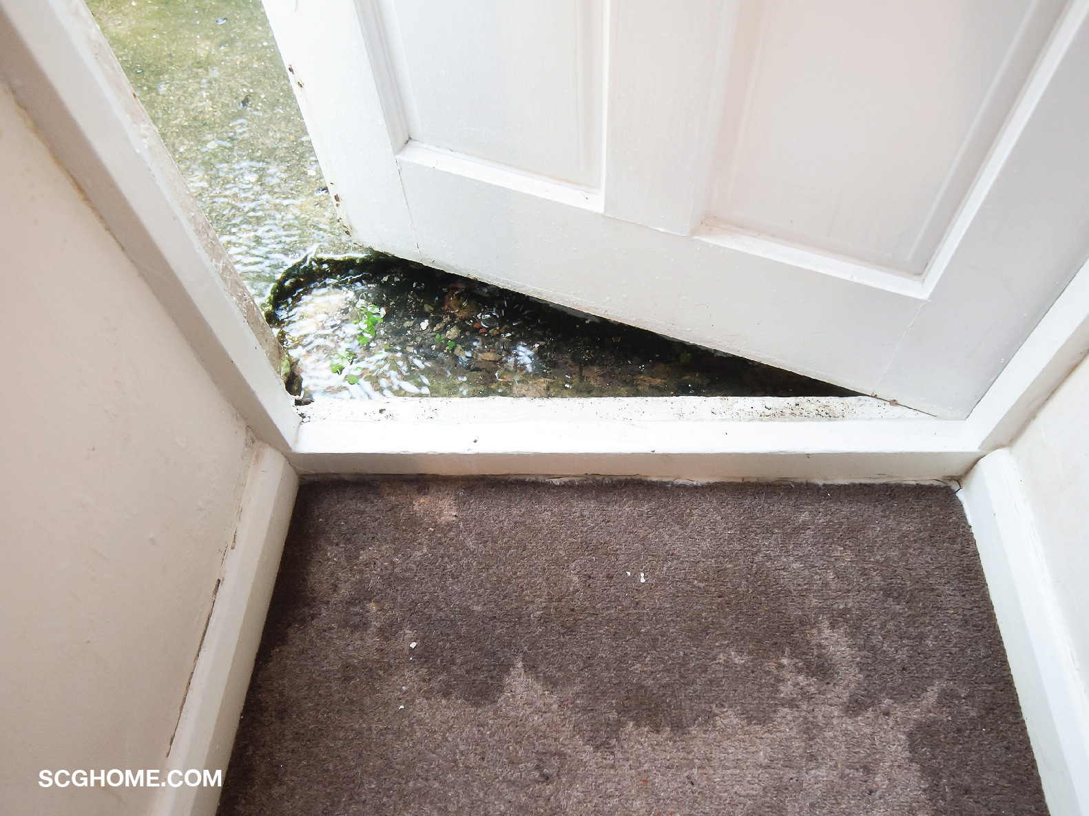 ประตูเริ่มบวมชื้นเปิดปิดยาก