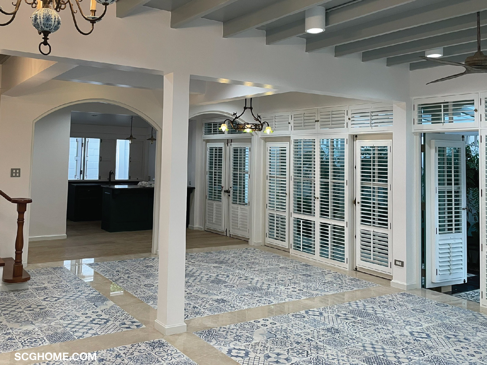 กระเบื้องลายเรียบปูตัดขอบเป็นแนวกรอบสีเหลี่ยมตัดกับกระเบื้องลวดลายโบราณ