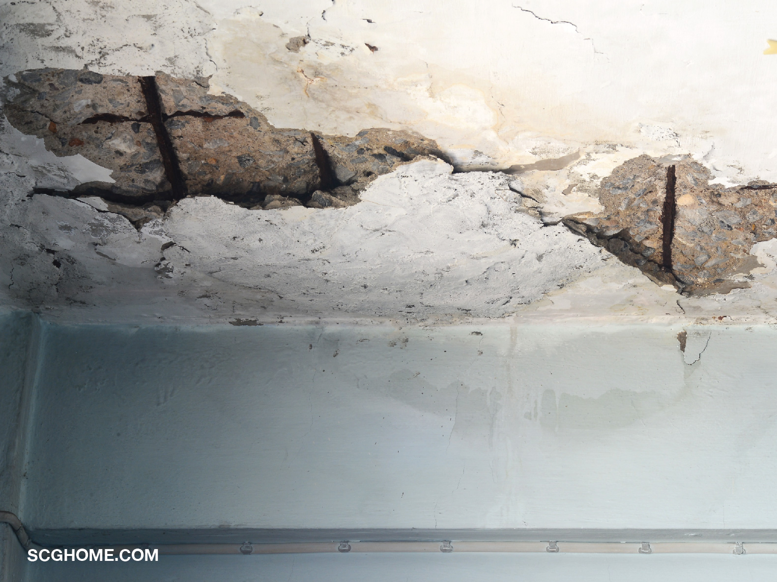 เหล็กเสริมขึ้นสนิมจนดันคอนกรีตแตกออกมา