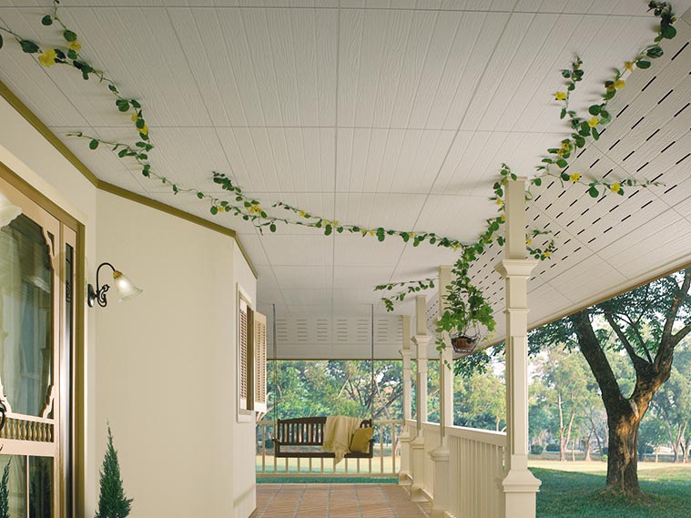 บ้านสไตล์วินเทจ กับฝ้าภายนอกลายไม้สีขาวนวล