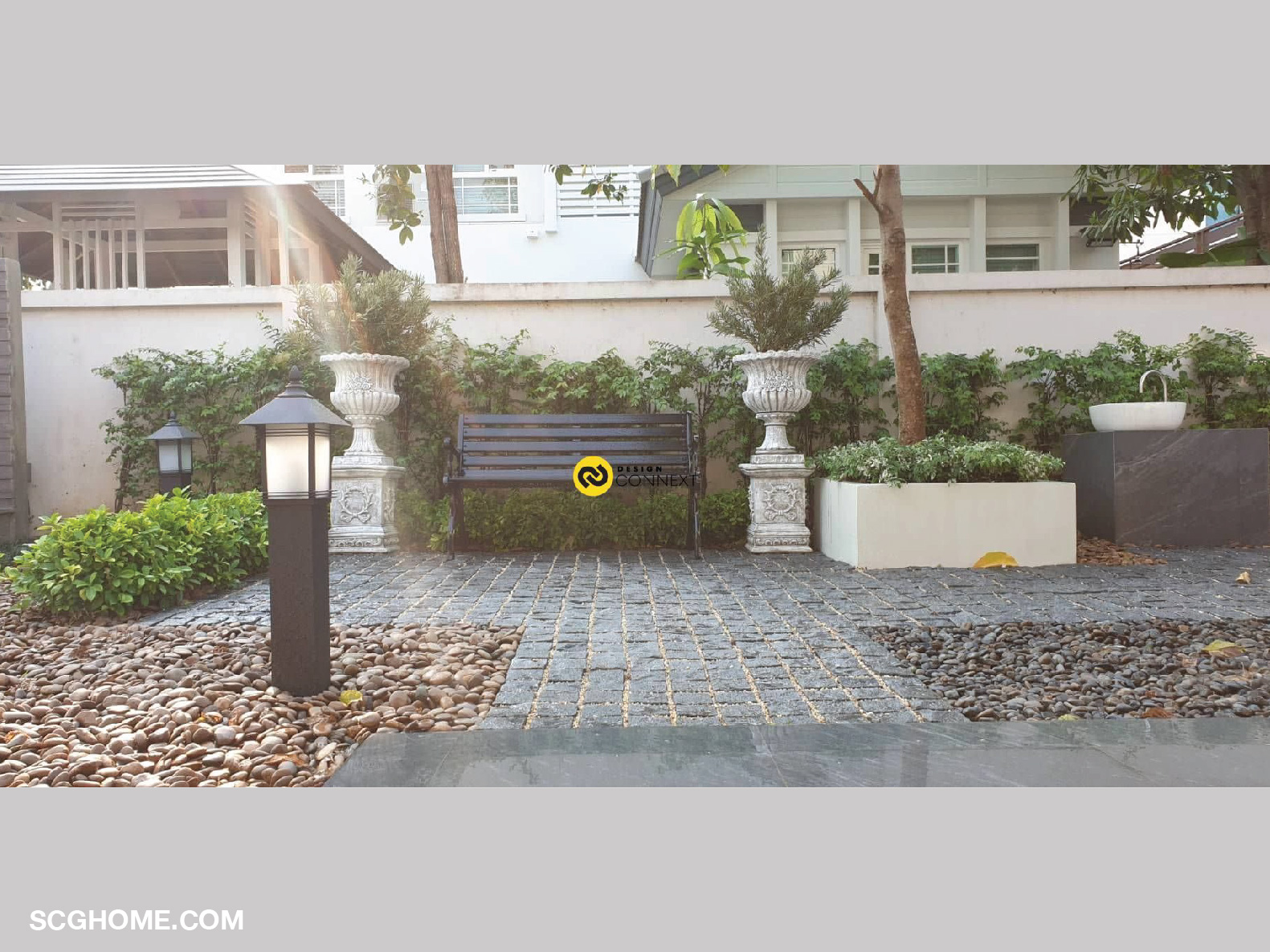 Singleimage แจกันทรงโรมันประดับคู่กันกับเก้าอี้นั่งพักผ่อน