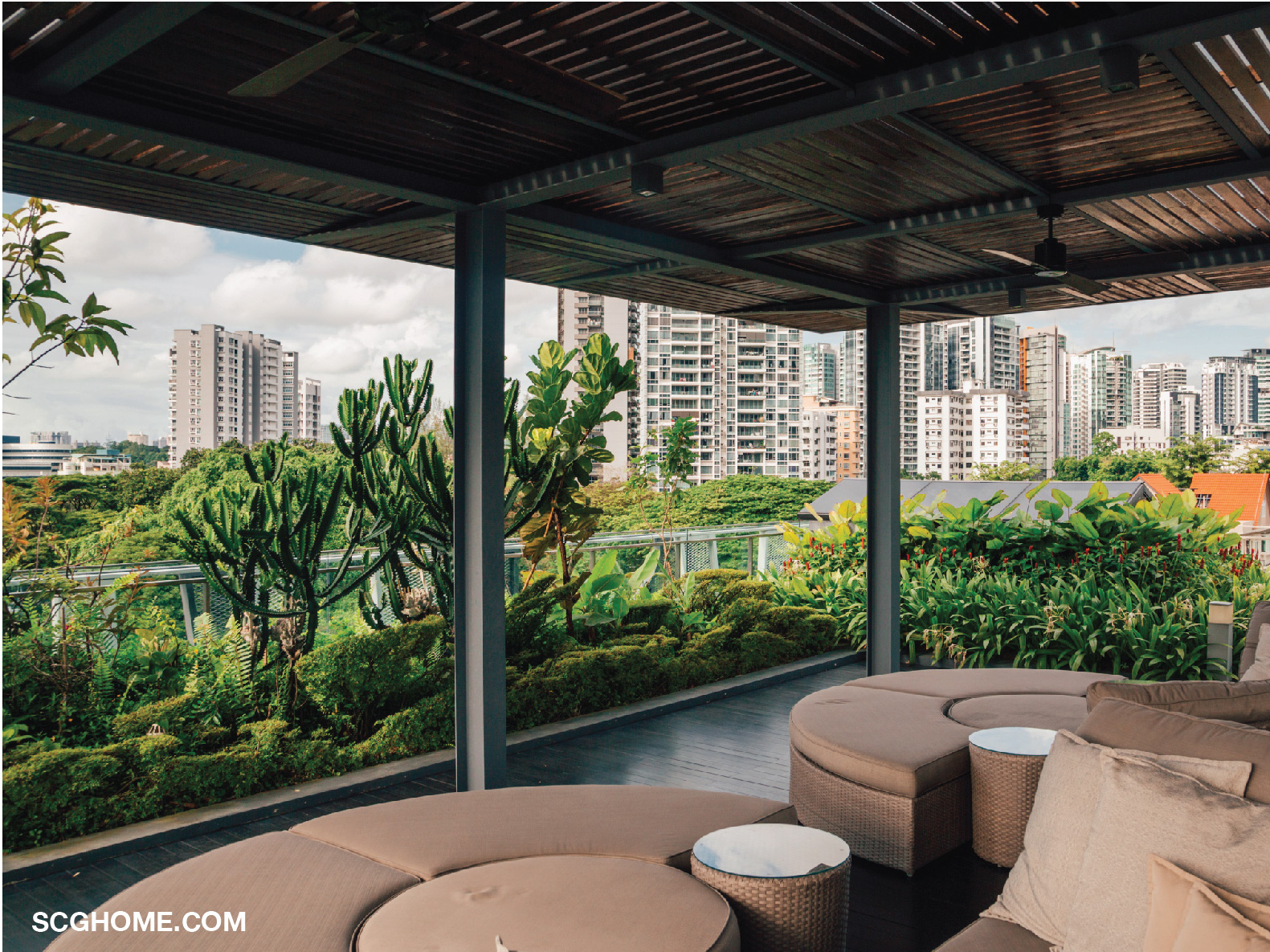 พื้นที่นั่งเล่นพักผ่อนที่มีหลังคาคลุมพื้นที่ดาดฟ้า