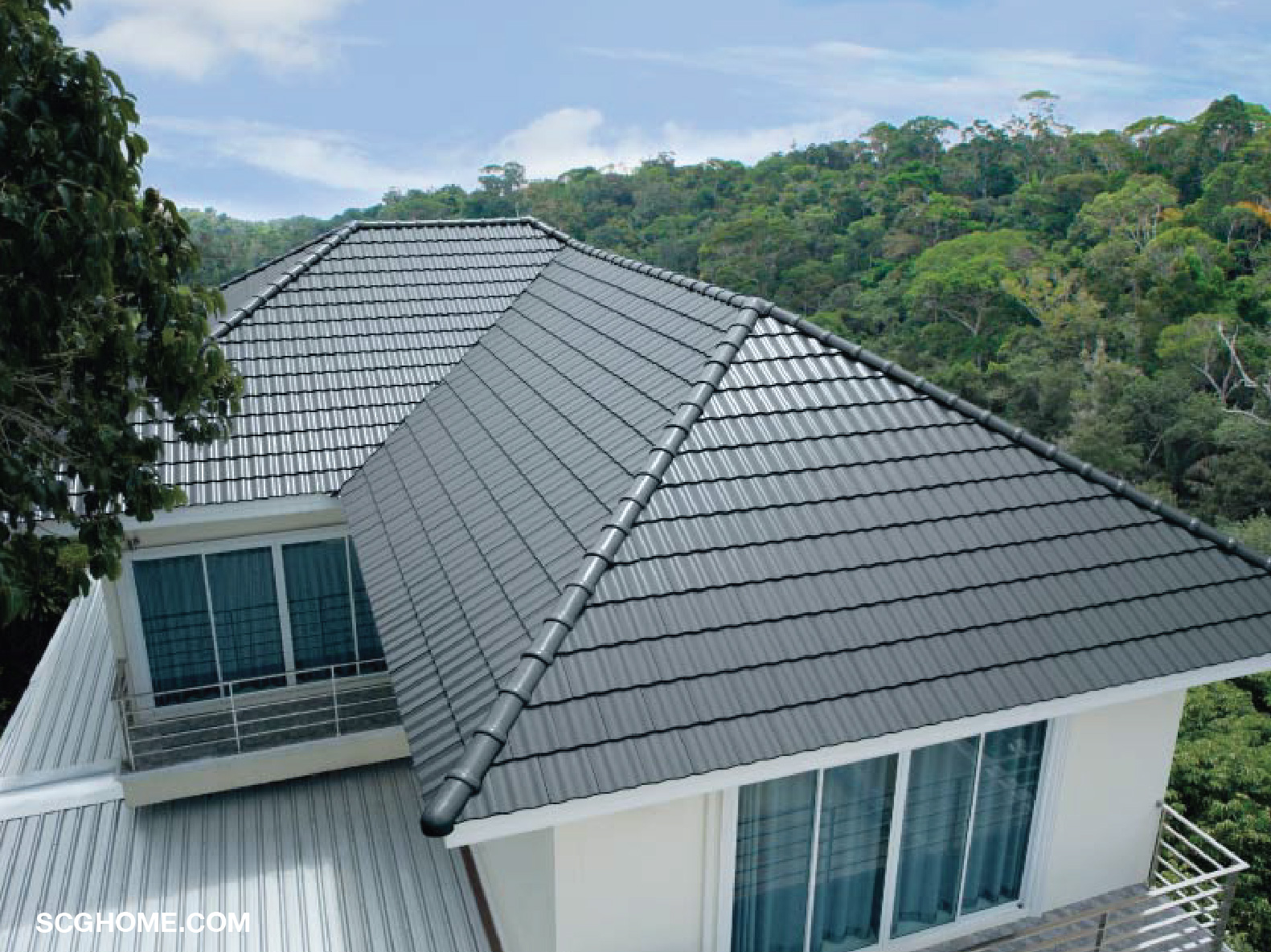 ผิวของกระเบื้องหลังคาเซรามิกมีความเรียบเงา