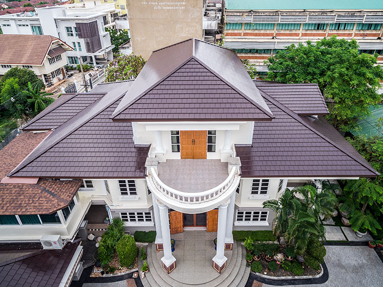 เปลี่ยนหลังคาเก่าให้กลับมาสวยเด่น พร้อมแก้ปัญหารั่วซึม ครบจบในบริการเดียว