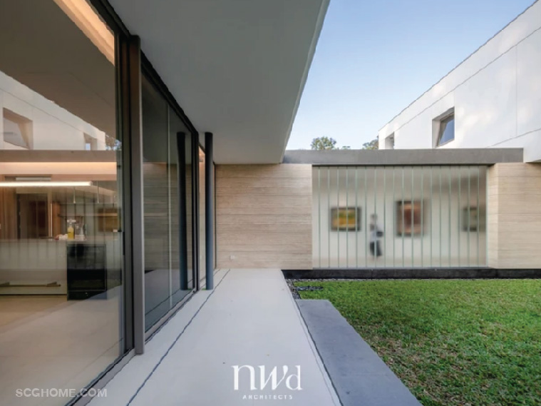 ตลอดทางเดินเชื่อมอาคารตกแต่งด้วยภาพวาด