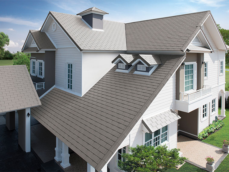 บ้านโทนสีขาวกับลูกเล่นลาดเอียงของหลังคาทรงจั่ว