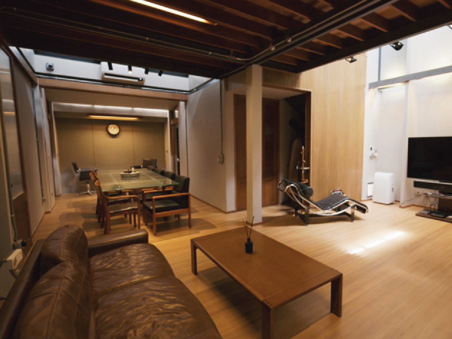 แสงที่ส่องลงมาจากโถงกลางและโถงทิศใต้