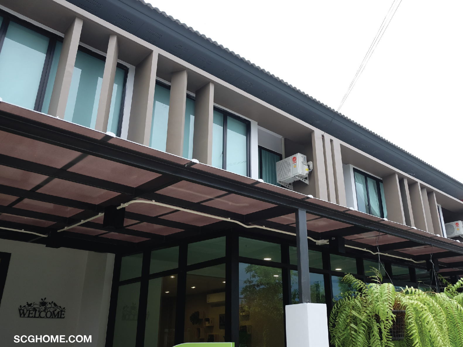 ต่อเติมกันสาดด้านหน้าบ้านด้วยแผ่นโปร่งแสง