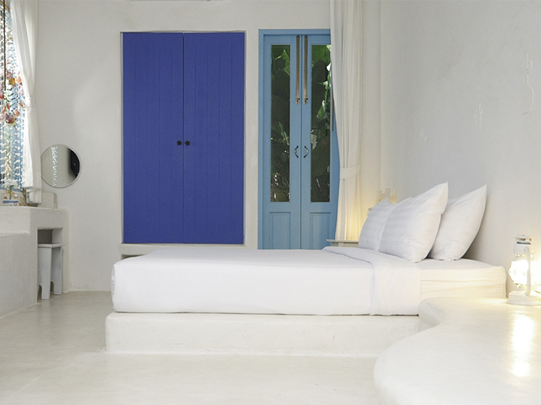 ห้องนอนสีขาวนวล ตัดสีฟ้า-น้ำเงินสดใสสไตล์เมดิเตอร์เรเนียน