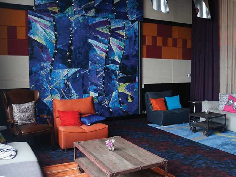 แต่งห้องนั่งเล่นในบ้านด้วยวัสดุซับเสียงคู่สีตรงข้ามน้ำเงิน-ส้ม