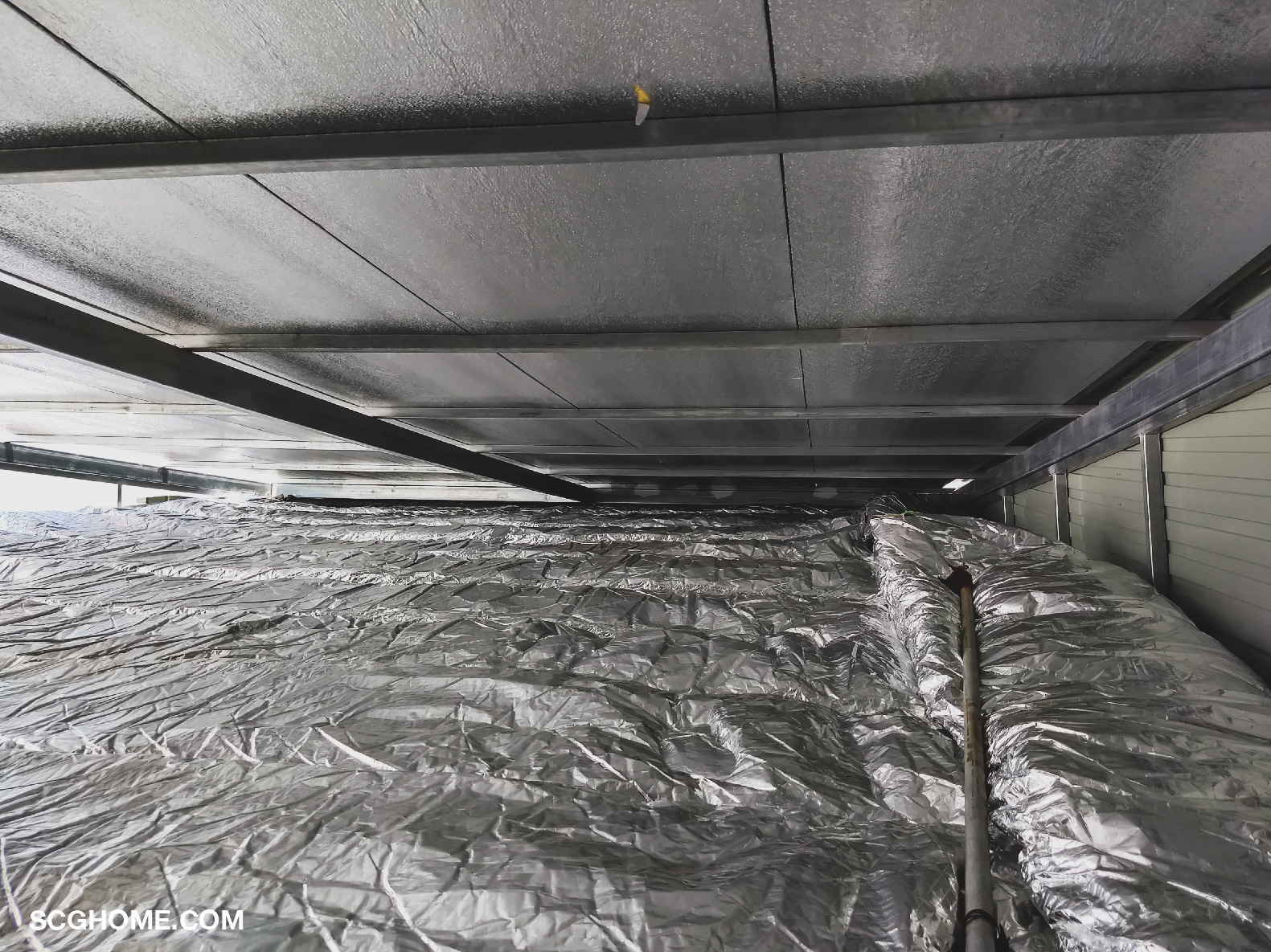 ปูฉนวนเหนือฝ้าเพดานใต้โถงหลังคา