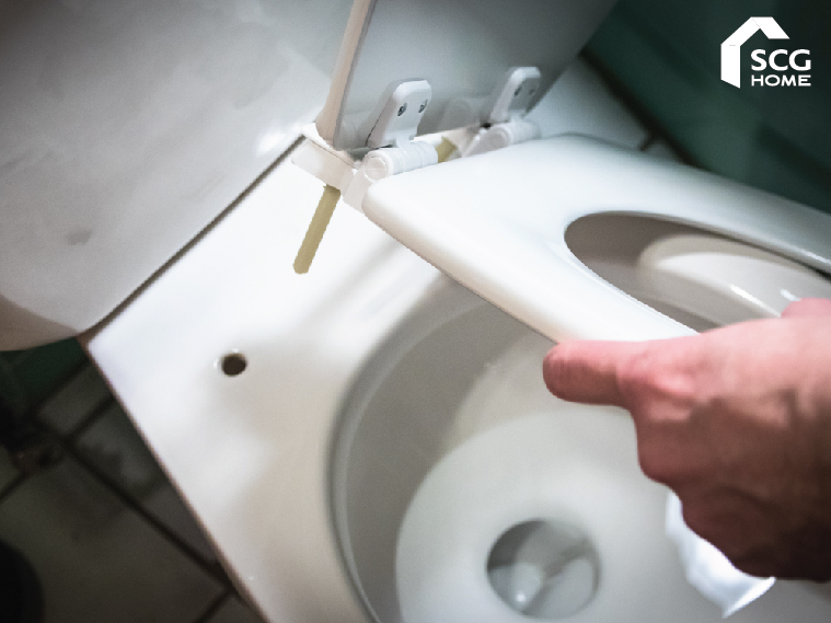 5 ขั้นตอนเปลี่ยนฝารองนั่งชักโครก แบบ DIY