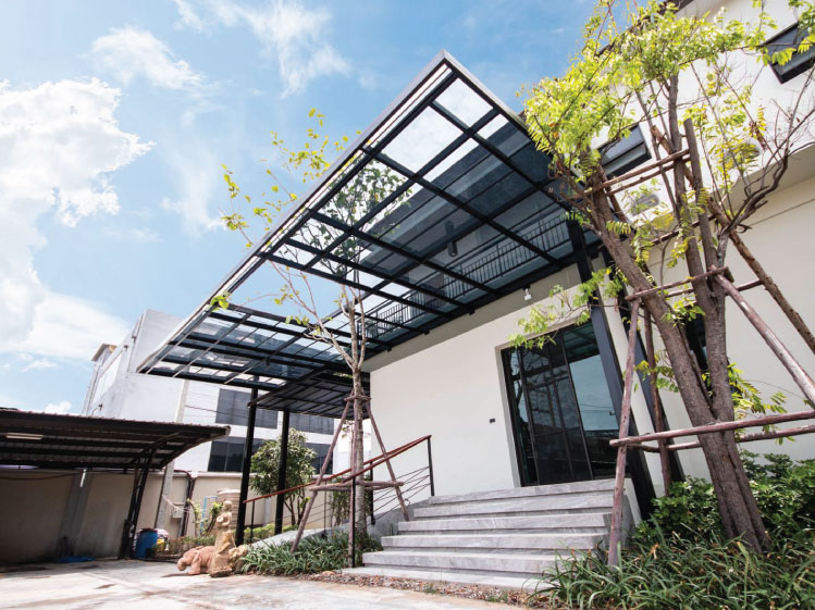 4 วิธีทำหลังคาโปร่งแสงฉบับลดบ้านร้อน