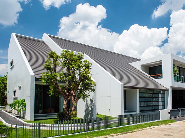 บ้านรูปทรงเรียบง่ายในสไตล์โมเดิร์นโทนขาวเทา